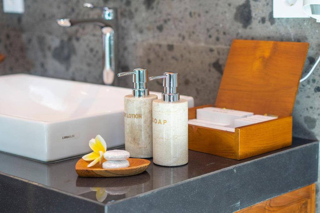 Bathroom amenities